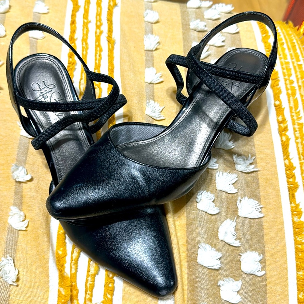 Leather Black size 8 pointed heel